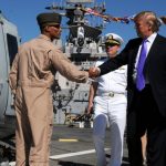 Trump visitant les soldats de la marine américaine durant sa campagne. D. R.